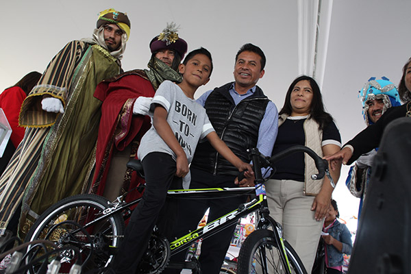 Encabeza Leoncio Paisano entrega de juguetes en Día de Reyes