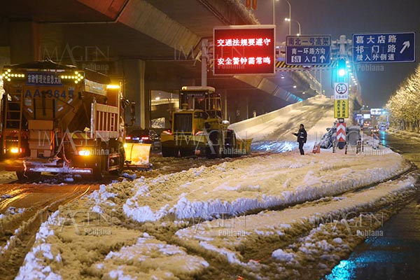 Nevada intensa suspende tránsito y afecta vida en China
