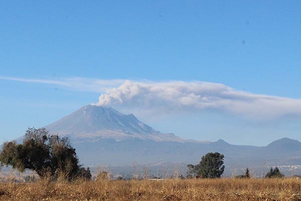 Popocatépetl emite 152 fumarolas con vapor de agua y ceniza