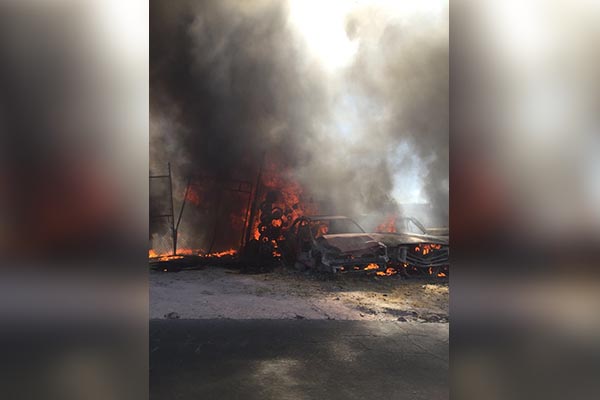 Aparatoso incendio en deshuesadero alerta a vecinos de Tecali