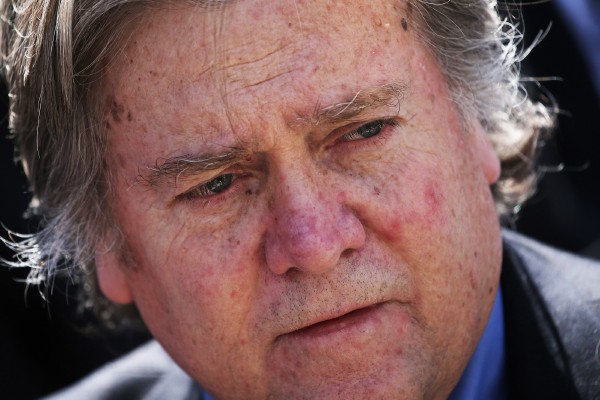 Exasesor Bannon renuncia a medio derechista tras polémica por libro