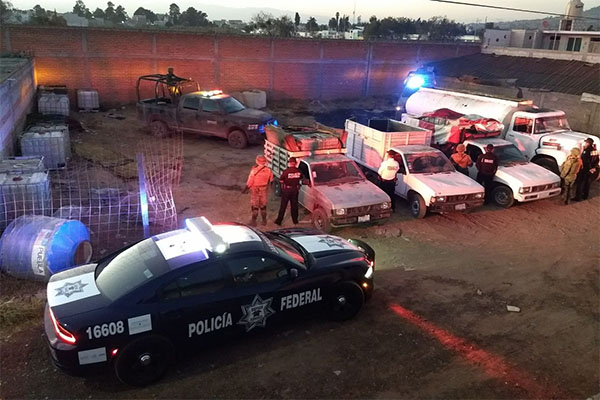 En dos golpes, autoridades federales aseguran 20,000 litros de huachicol