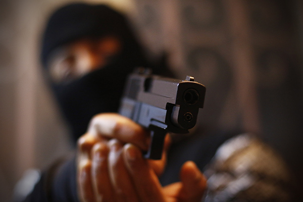 A punta de pistola, delincuentes atracan a octogenaria