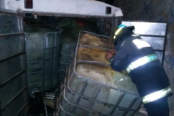 SSP asegura microbús que transportaba hidrocarburo robado