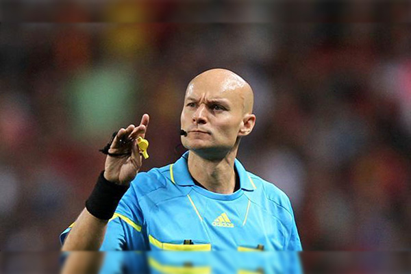 Árbitro francés agrede a futbolista y lo suspenden