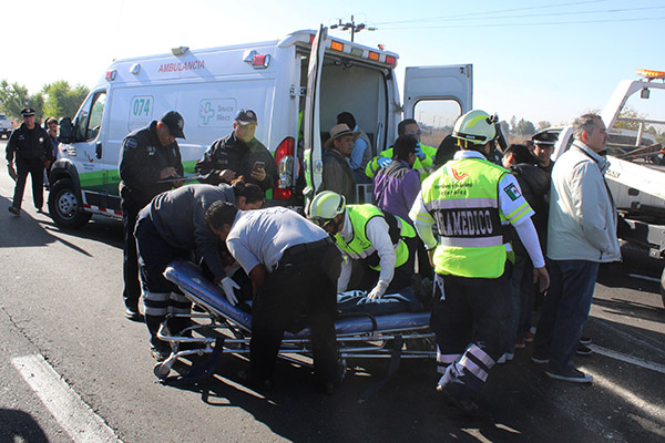 Un cadáver y una volcadura generan caos en carreteras de Puebla