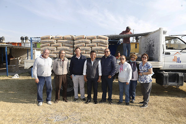 Leo Paisano entrega material para construcción en la Reserva Territorial Atlixcáyotl
