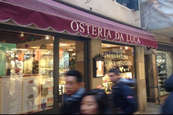 Multan a restaurante de Venecia que cobró más de mil dólares por cena