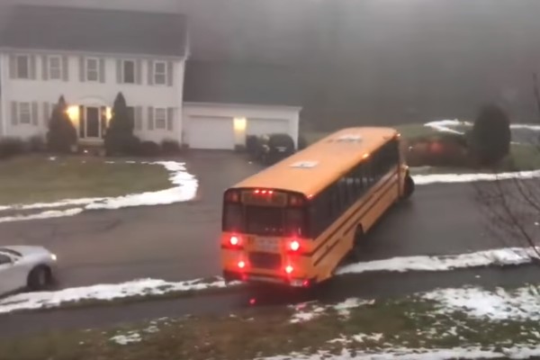 Los estudiantes a bordo de este autobús llegaron tarde… y muy asustados