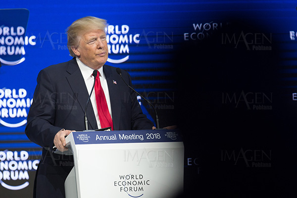 Abuchean a Trump en Davos por insultar a la prensa