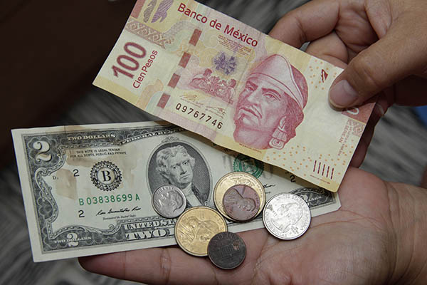 Dólar revierte pérdidas, se oferta hasta en 19.00 pesos