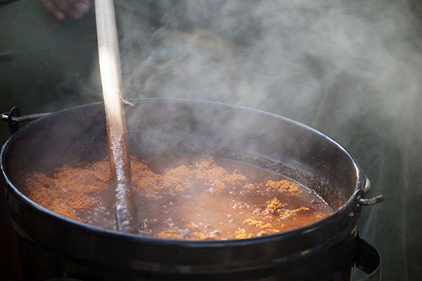 Cocinera arroja comida caliente a niño que pidió un poco más