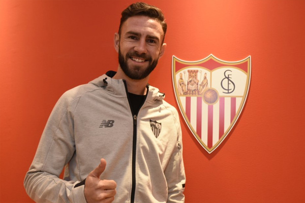 Layún quiere una larga estadía con el Sevilla tras firmar su contrato