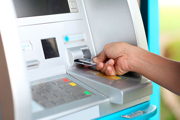 Criminales a la vanguardia: saquean cajeros automáticos con el método “jackpot”