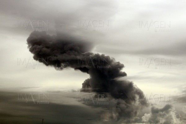 Popocatépetl registra explosión y fumarola de tres kilómetros de altura