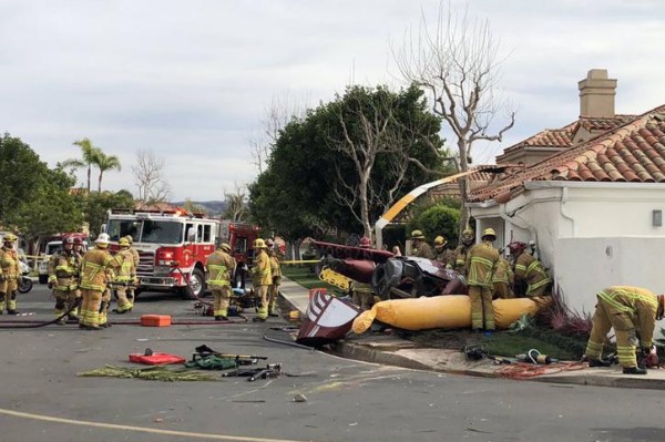 Mueren tres personas al chocar helicóptero con una casa en California