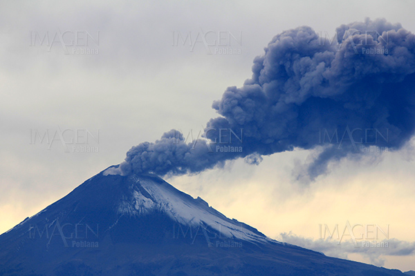 Explosión en el Popocatépetl genera fumarola de dos kilómetros de alto