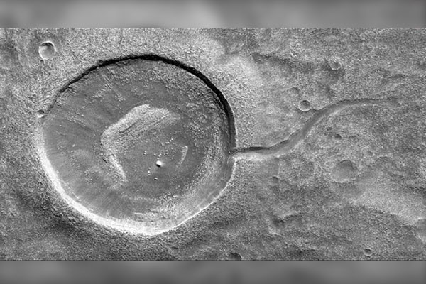 NASA difunde fotografía de cráter con forma de renacuajo en Marte