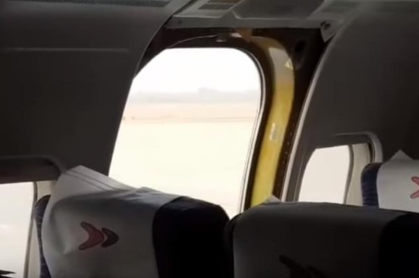 Avión pierde la puerta en pleno aterrizaje (video)