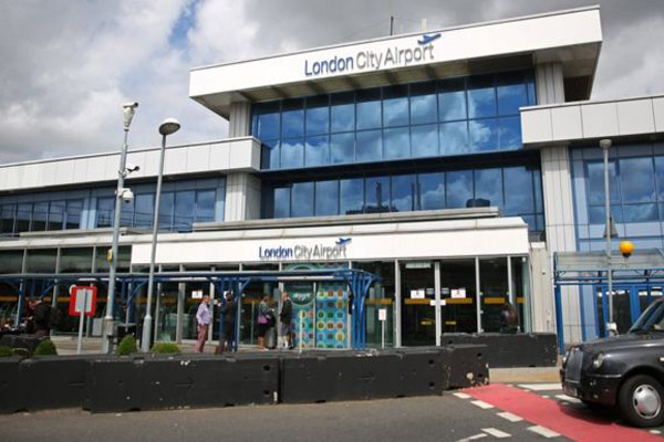 Cierre de aeropuerto de Londres afecta a miles de pasajeros
