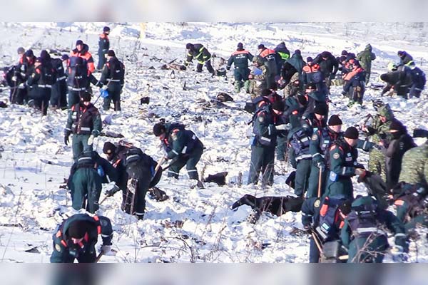 Hallan restos humanos en el lugar de la caída del An-148, cerca de Moscú