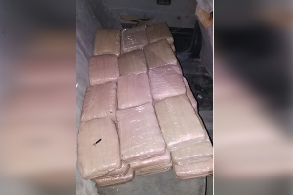 Policía Estatal asegura vehículo con 38 paquetes de marihuana