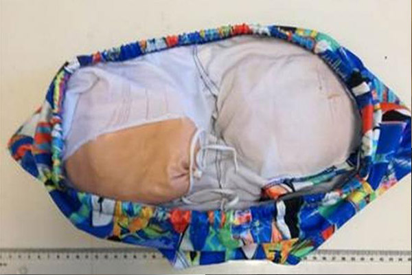 Detienen a pasajero por sus “glúteos falsos” de cocaína