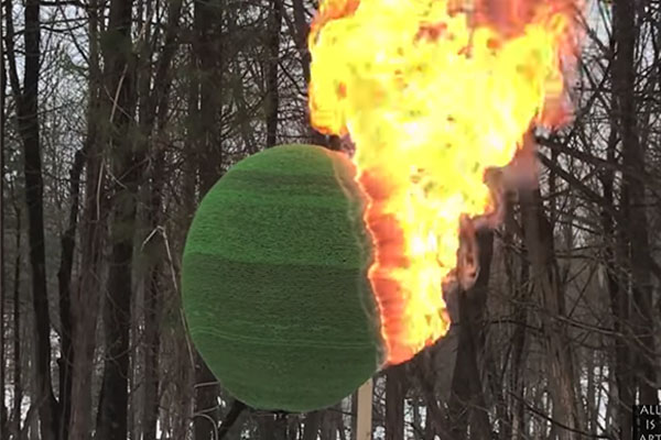 Arde “asteroide” fabricado con 42,000 cerillos (video)