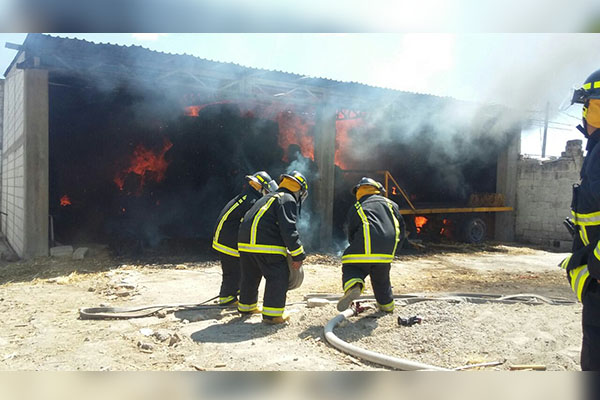 Bomberos sofoca incendio en bodega de Nopalucan