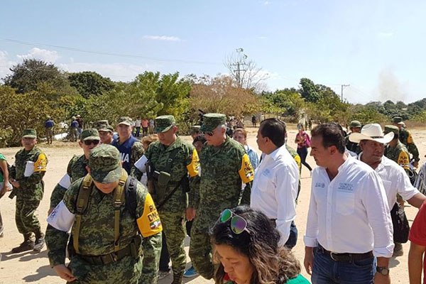 Cienfuegos coordina acciones de auxilio a población en Jamiltepec, Oaxaca