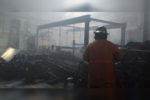 Bomberos sofocan incendio en bodega de colchones