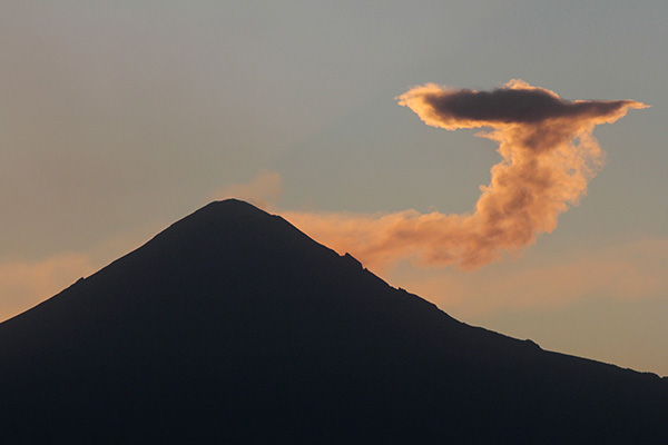 Popocatépetl emite exhalación de 1,800 metros de altura