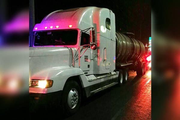 Aseguran pipa con 30,000 litros de huachicol