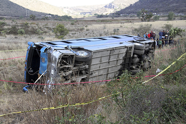 Volcadura de autobús en la autopista Tulcingo-Tihuatlan deja tres muertos y dos heridos