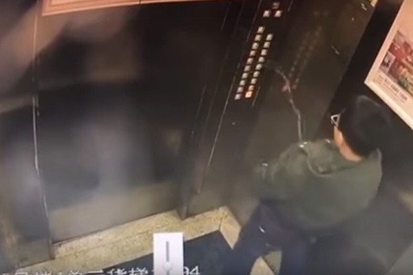 Adolescente malcriado atrapado en ascensor por orinar los botones