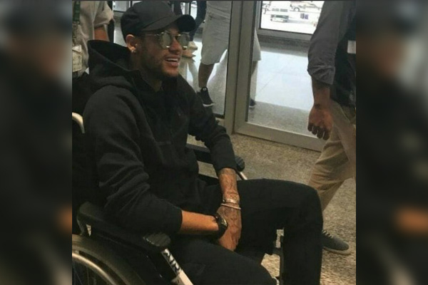 Neymar llega a Brasil para operarse con vistas al Mundial de Rusia