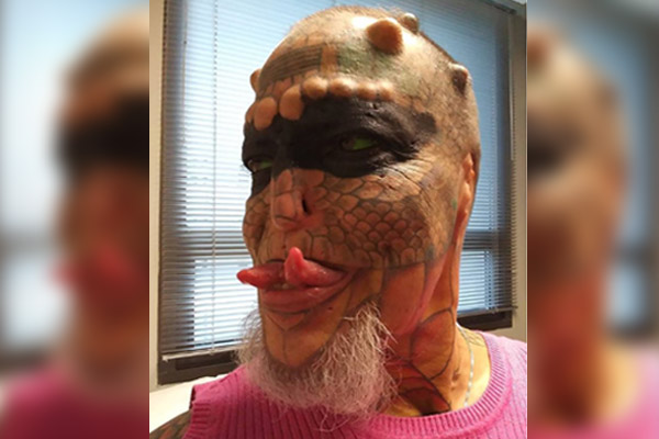 Transexual modifica su cuerpo para morir como dragón