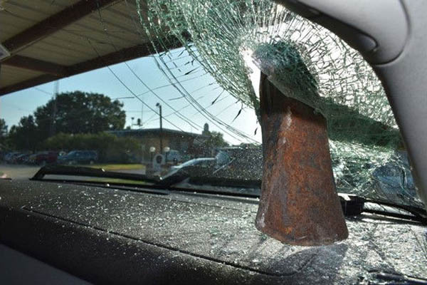Tras unas copas de más, mujer destruye su auto con un hacha (video)