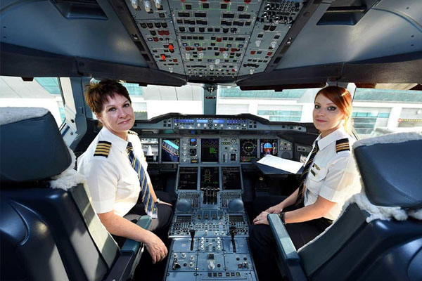 Emirates cumple primer vuelo con tripulación femenina