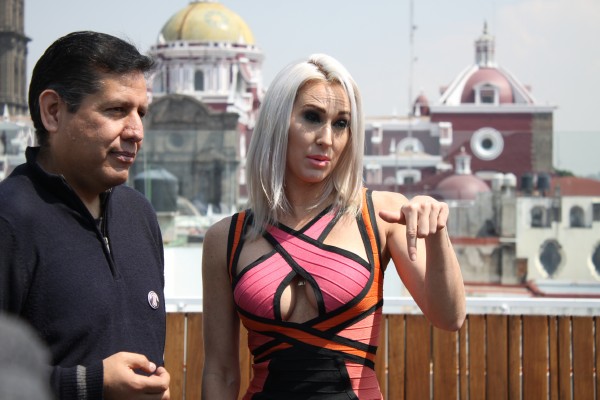 Desorganización y discriminación a medios en presentación de desnudista