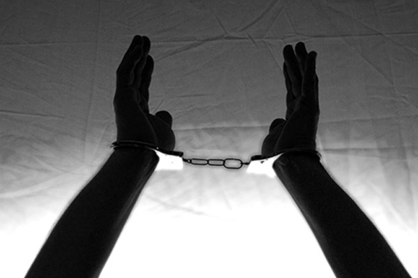 Arrestan a hombre atrincherado que mató a policía en California