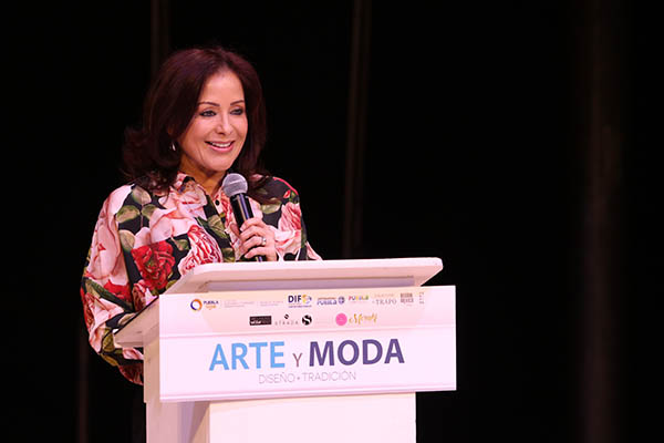 Dinorah López promueve el trabajo de los artesanos poblanos