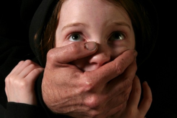 Revelan "el peor" caso de abuso infantil en Reino Unido con cerca de 1,000 víctimas