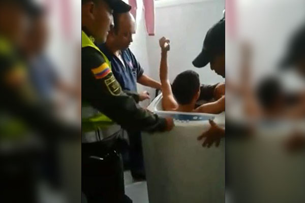 Tras cumplir un reto, ocioso niño queda atorado… ¡en una lavadora!