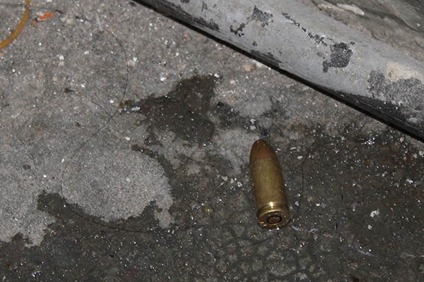 Balean a dos desde un auto en marcha; hay un muerto