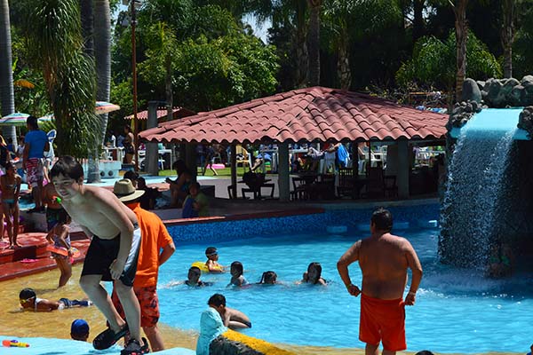 Atlixco, opción para visitantes en Semana Santa por variedad de balnearios