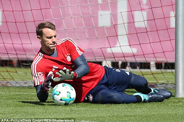 Manuel Neuer regresa a entrenar en la portería
