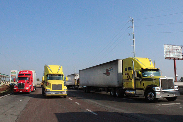 Transportistas bloquean la México-Puebla; exigen seguridad