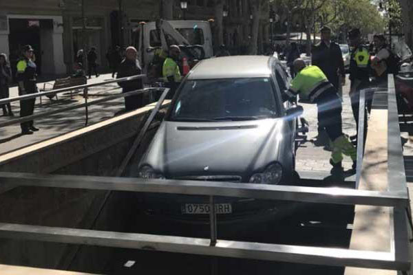Conductor confunde cajón de estacionamiento con entrada del metro