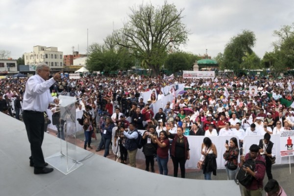 López Obrador promete revisar contratos con petroleras, "uno por uno"